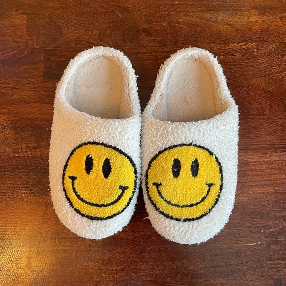 Smiley Face Slippers - Size 43-44 - Picture 1 of 4